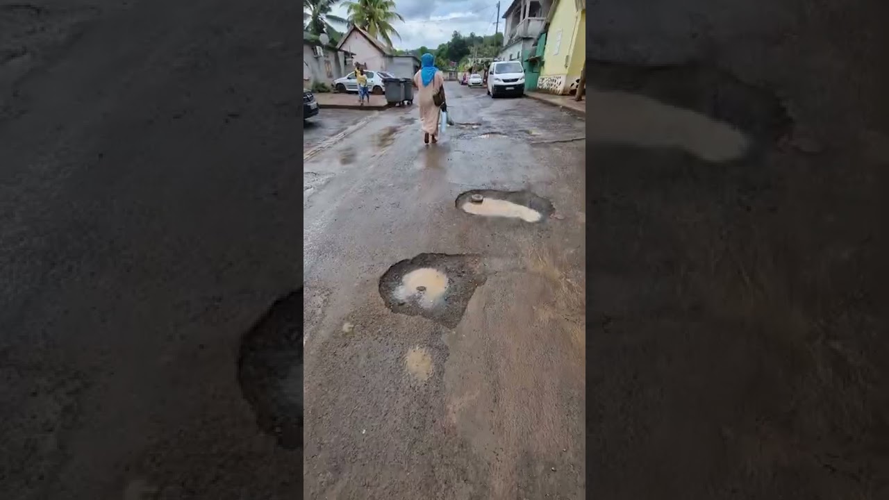 le village de dzoumogné, les rues sont choquantes, les habitants de dzoumogné méritent mieux.