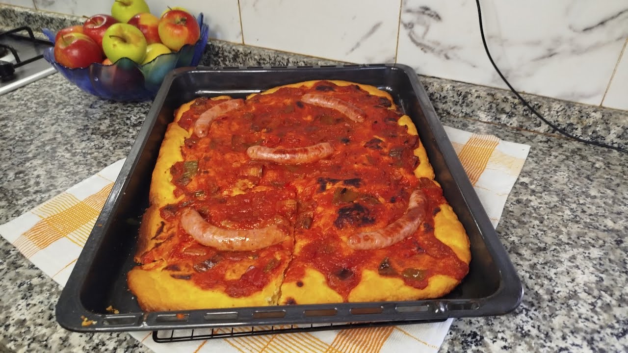 Coca de fritada con salchichas