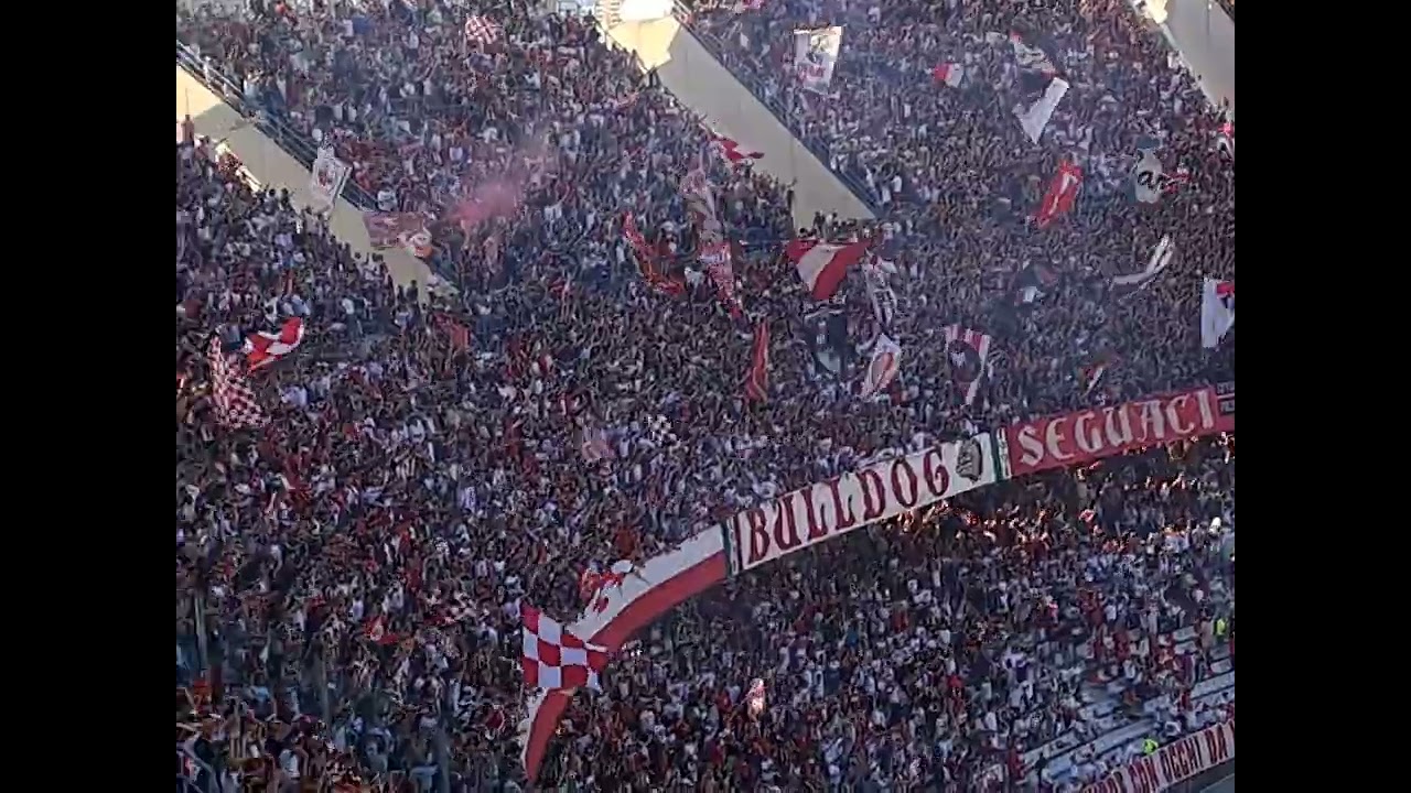 Bari-Cagliari, arriva il pullman dei galletti con la squadra. Tifosi in delirio: “Riprendiamola”