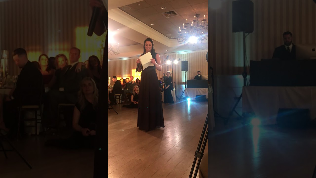 Sister surprises her twin sister at her wedding and sings A tribute to her love story. Pacheco/Votto