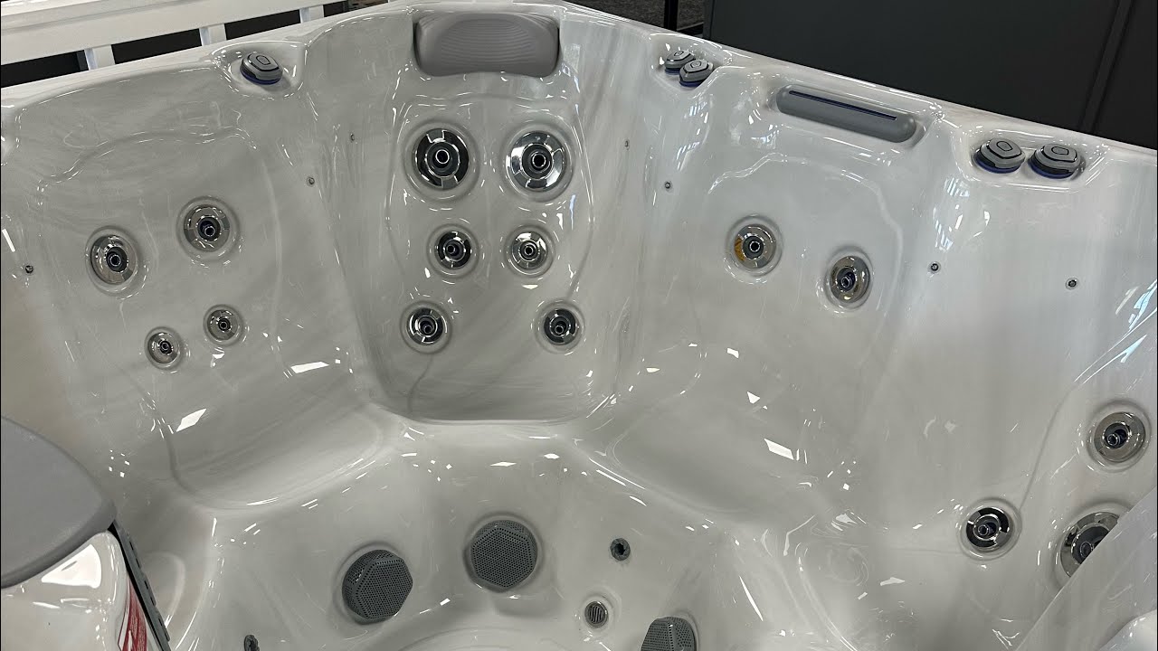 Wellis Hot Tub: Lounge or 7 Seats?