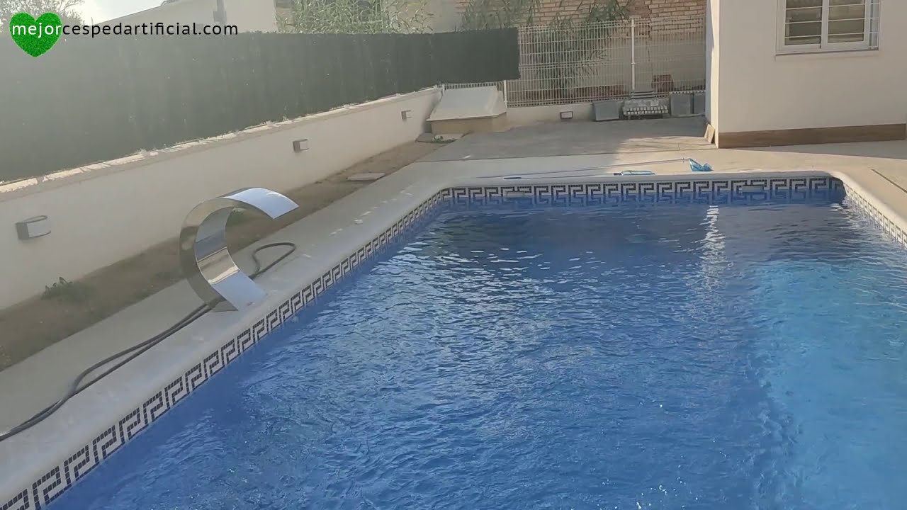 Instalación de CÉSPED ARTIFICIAL alrededor de PISCINA
