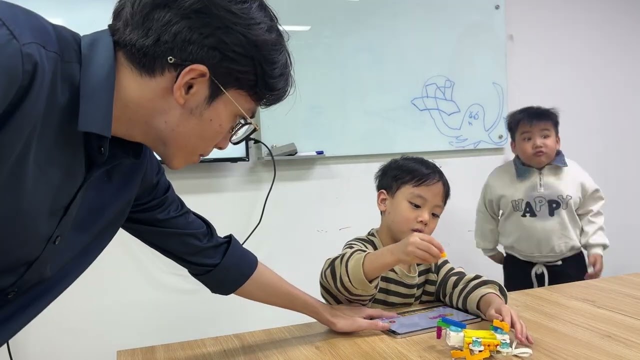 MindX Hoàng Đạo Thúy| Bài thuyết trình demo của Quang Hải và Phúc Đăng [HDT-KIND-ROB4A10]