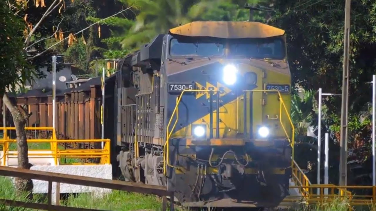 Trem MRS Logística prefixo QLE carregado de carvão com 104 vagões passando por Três Rios-RJ