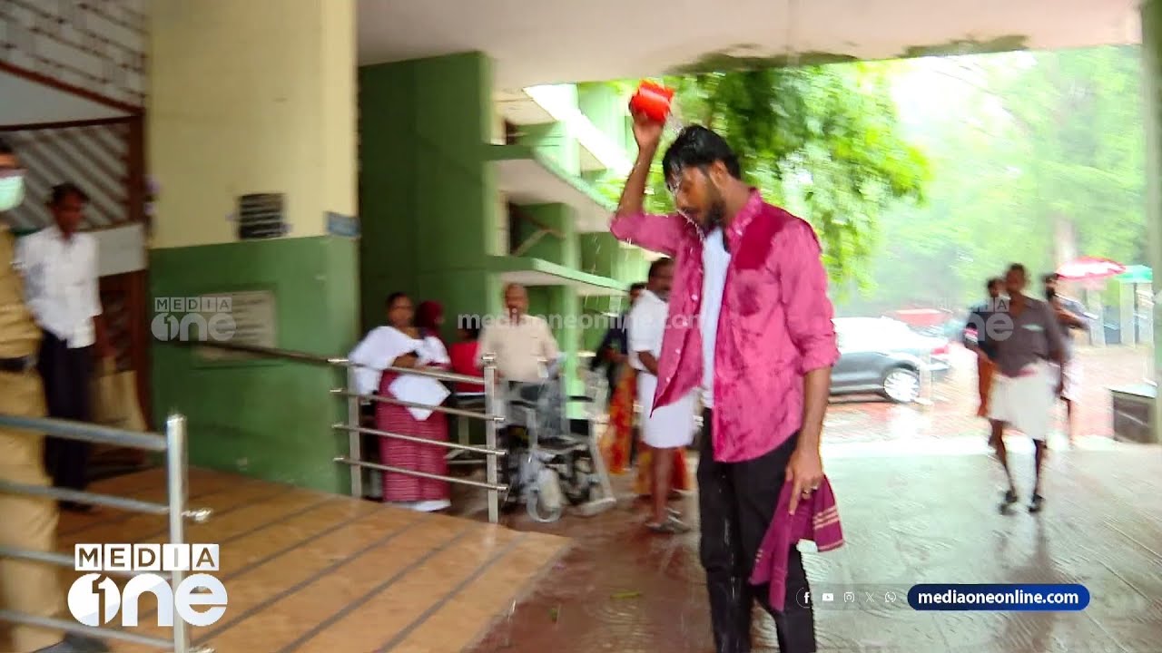 'എന്റെ വീട്ടിലെ കുളിമുറി അല്ലേയിത്... ഞാൻ ഇവിടുന്ന് കുളിച്ചതിൽ ആർക്കേലും പ്രശ്നമുണ്ടോ?'