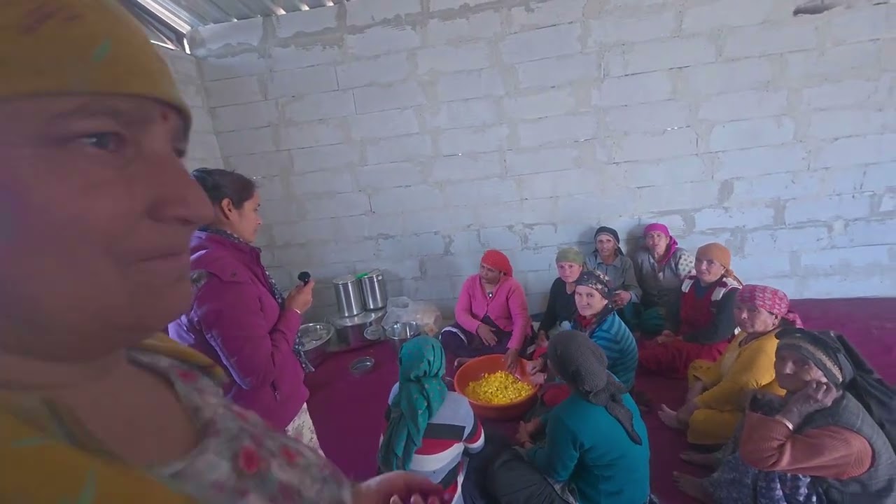 पहाड़ी महिला द्वारा रंग को कैसे बनाया गया #होली के रंग की तयारी शुरू होली का रंग बिना केमिकल के 👍👍