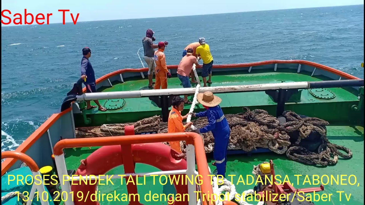 BEGINILAH CARA KERJA DI TUG BOAT PENDEKKAN TALI TOWING SAAT KAPAL DARI PELAYARAN LONG TOWING