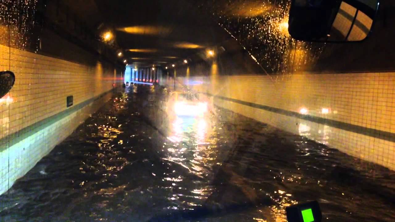 成田空港トンネル内冠水バス強行突破 対向車タクシー浮上 判断ミス？