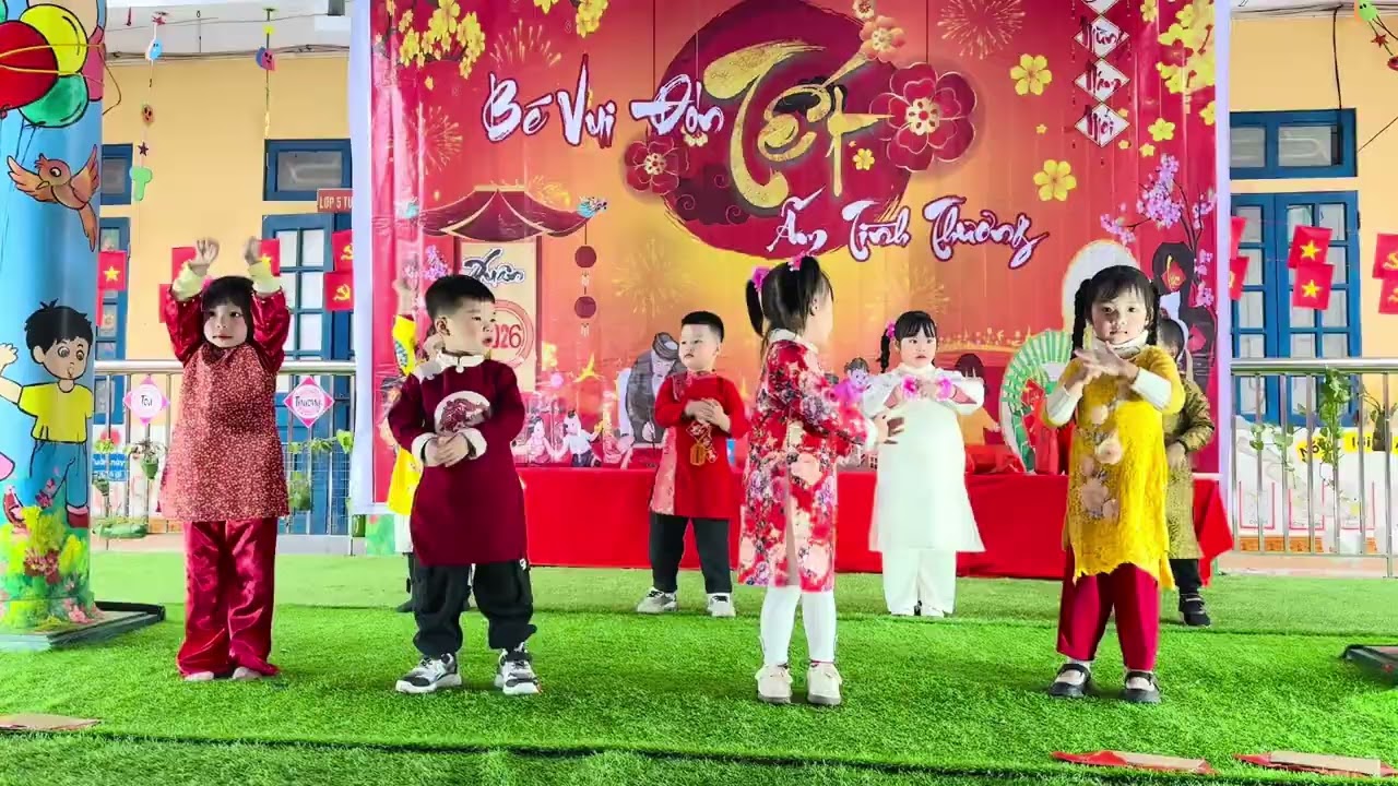 Các bạn lớp 4TC múa tết