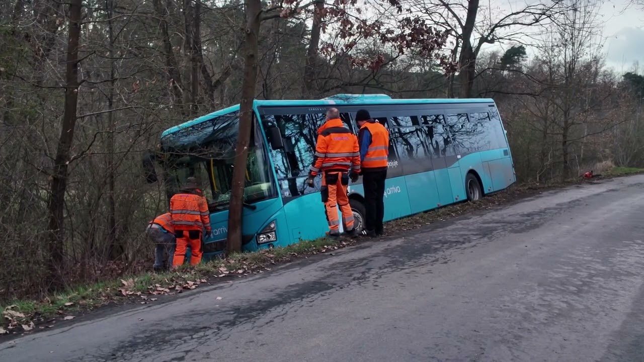 Opil&yacute; řidič autobusu naboural