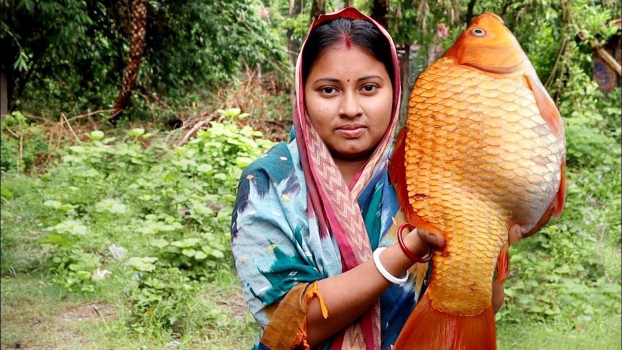Amazing Beautyful Gold Fish Cutting & Cooking Masala Fish Curry Recipe With Slice Potato In Village