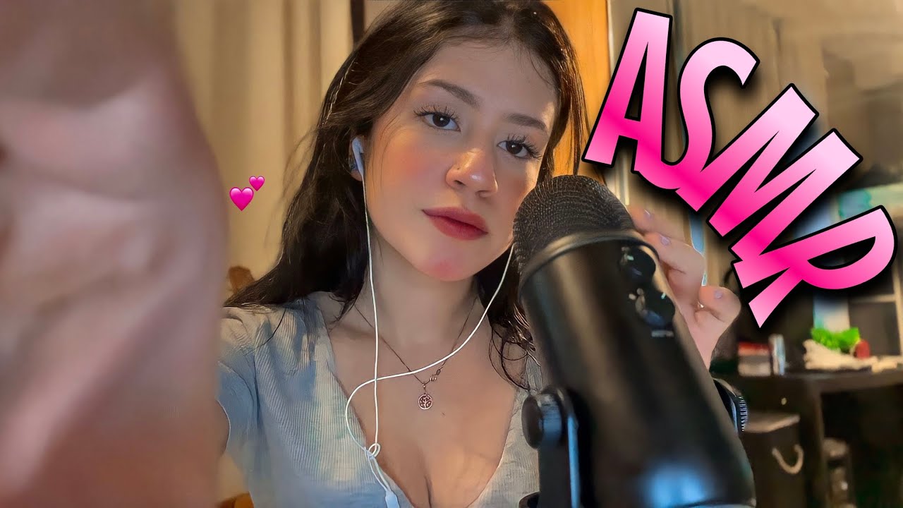 A GAROTA QUE SENTA ATRÁS DE VOCÊ FAZ CARINHO NO SEU CABELO