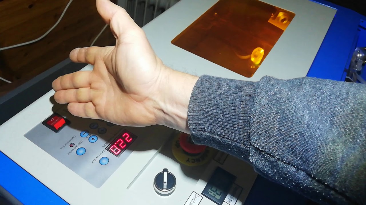 Présentation découpeuse laser 40w