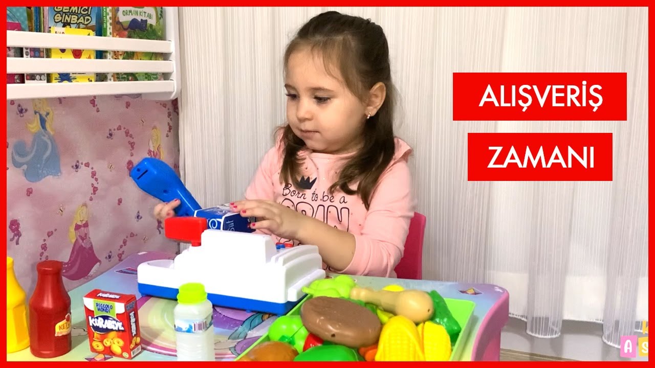 Asya oyuncak yazar kasa aldı. Evde süpermarket kurdu. Kasiyer oldu. Eğlenceli çocuk videosu izle