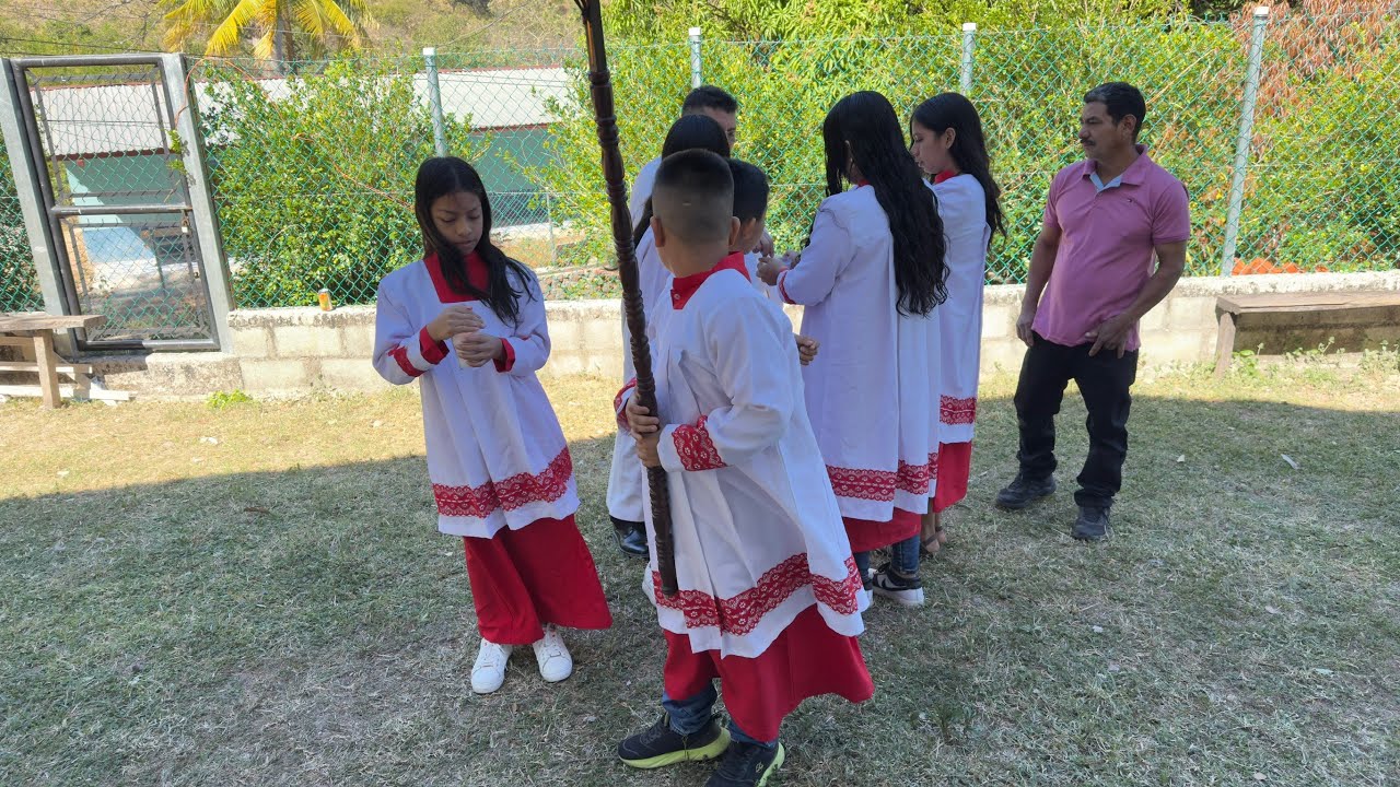 Inicio de la Santa misa en la aldea de la montaña Santa Lucía 