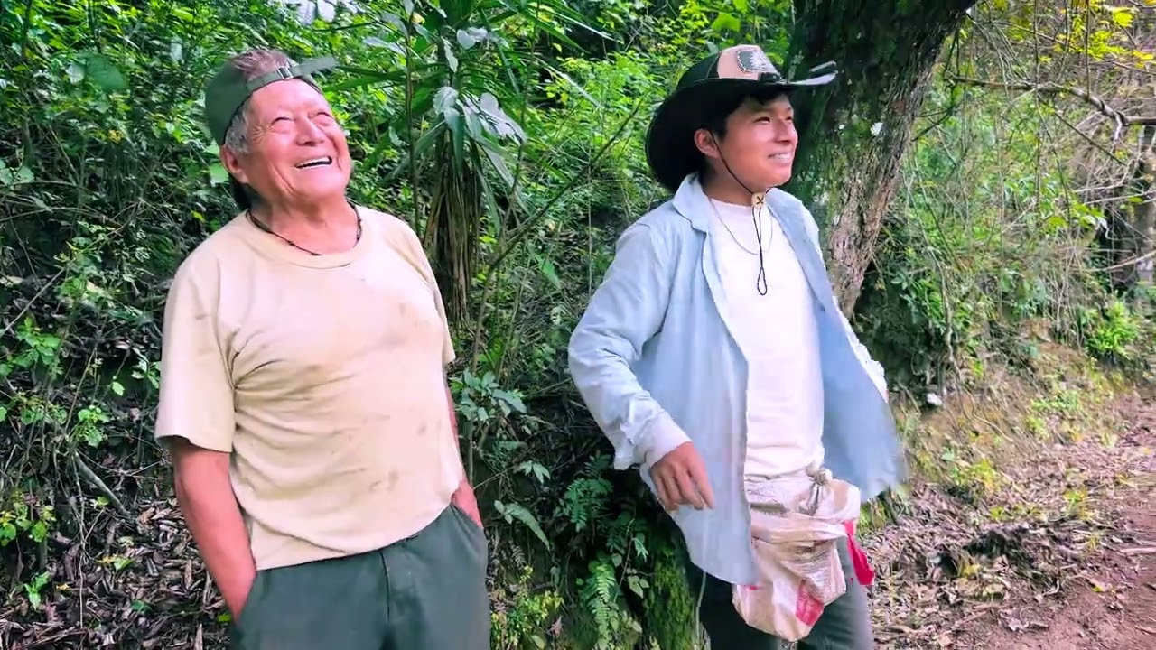 Mi abuelito Elvio me enseña ha sembrar una chacra de maní