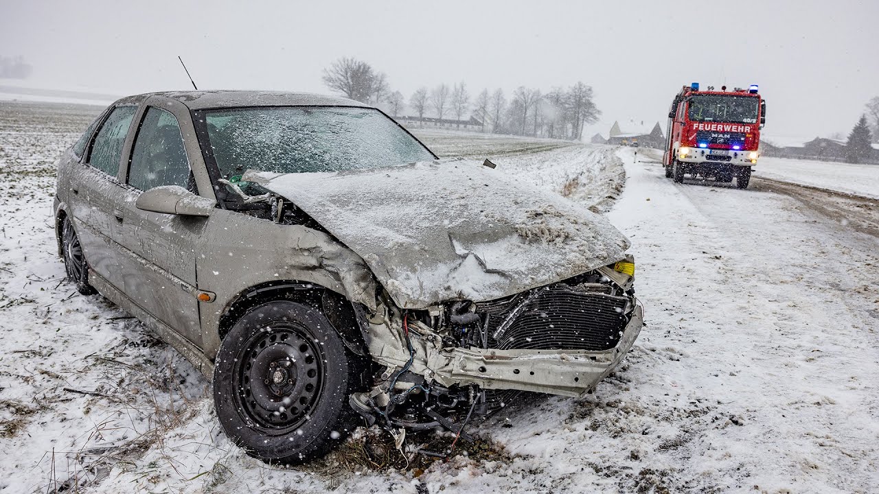 Crash bei Schnee und Eis: Bei Floss kracht ein Auto in einen LKW - Beide Fahrzeuge landen im Graben