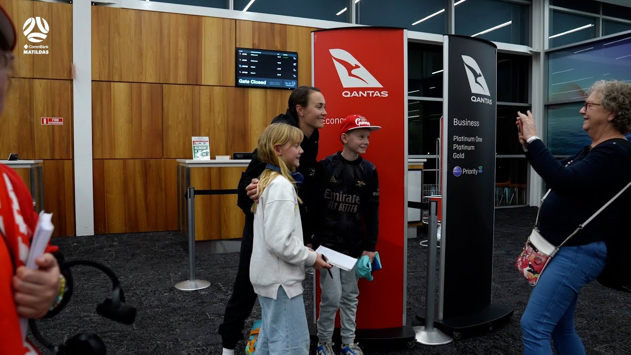 Caitlin Foord touches down in Adelaide 🛬