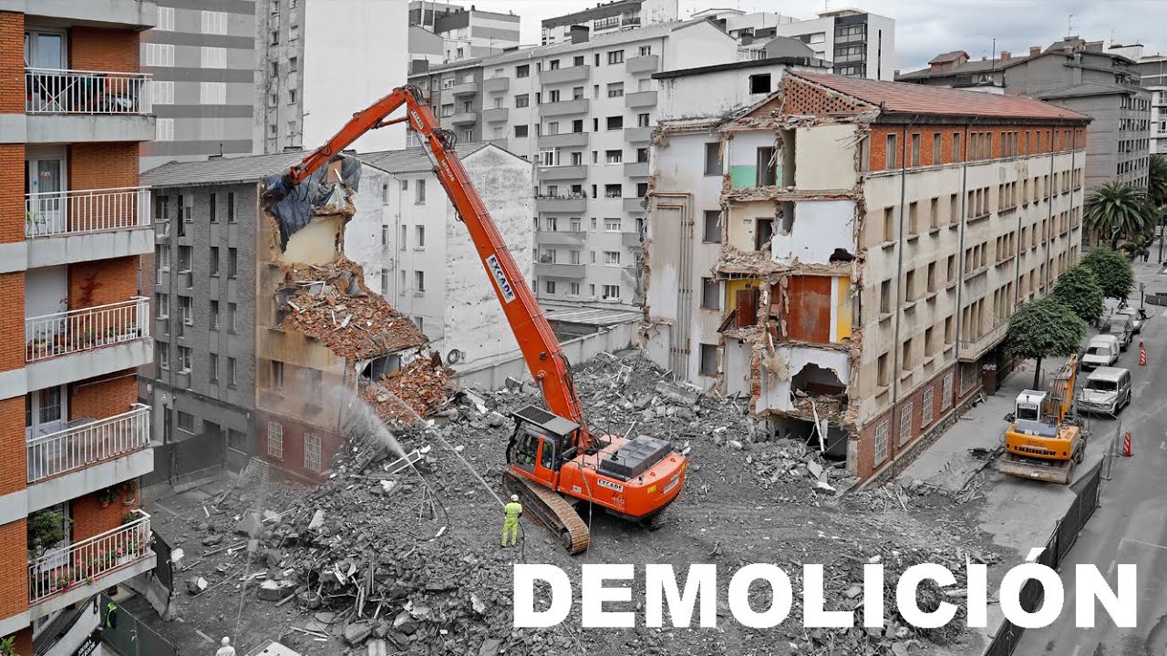 Demolición de las Antiguas Viviendas Militares de la Calle Ezcurdia en Gijón