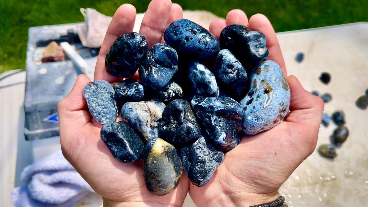 What's Inside BLUE agates from the Pacific North West?!