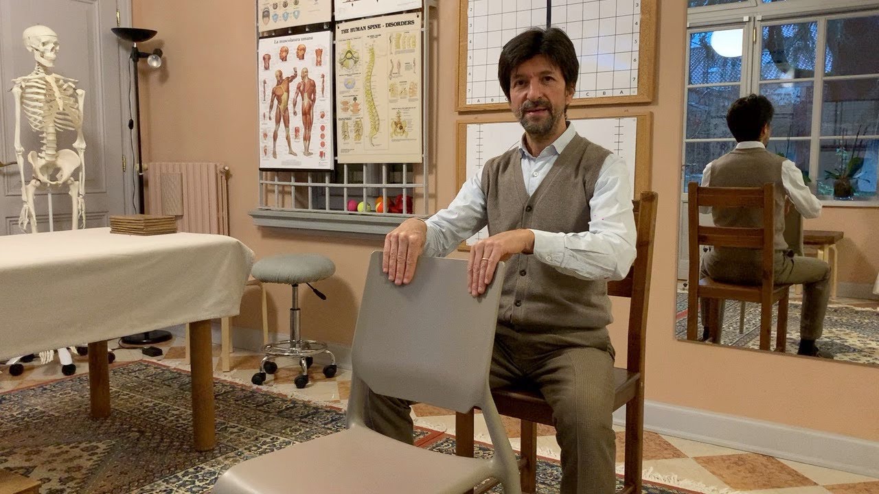 Mani sullo schienale della sedia