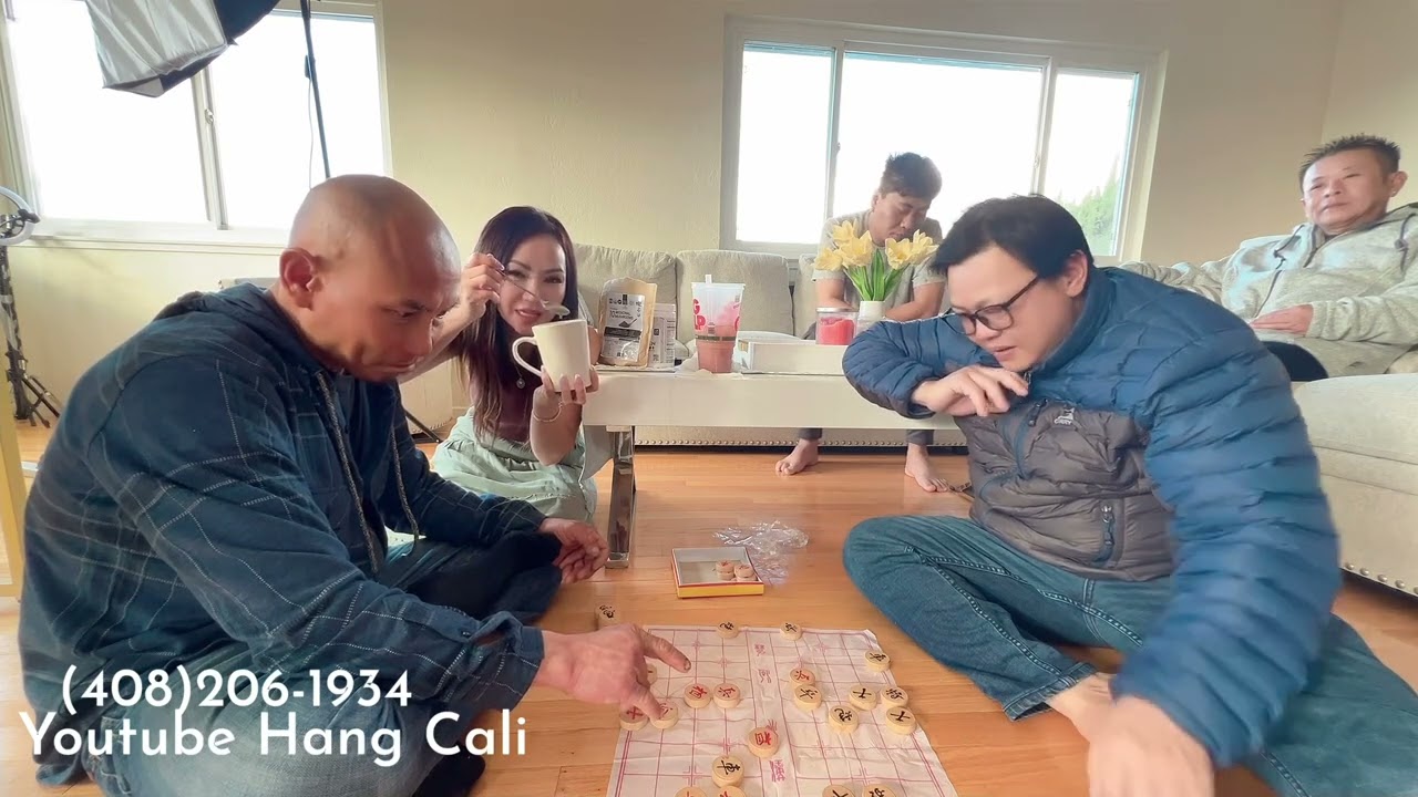 ALEX ĐÁNH CỜ TƯỚNG VỚI ANH KHANH ANH BÌNH .NHÌN MẶT ALEX TỈNH TÁO RẤT DỄ THƯƠNG.