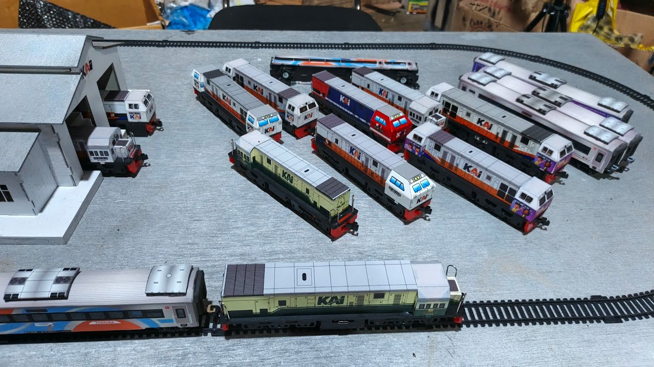 Merakit dan roling mainan kereta api indonesia, lokomotif cc 201 RNB, KERETAPENUMPANG LUXURY,EKONIMI