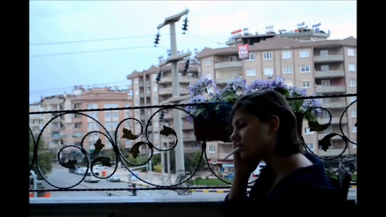 Deniz Tekin (Daphead) -- Y&uuml;zy&uuml;zeyken Konuşuruz-Bir Sinema Filmine Bilet Almışım _HD.mp4