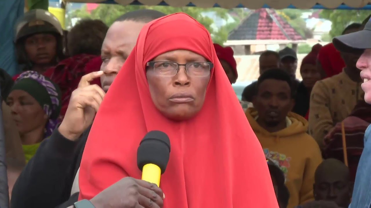 WAZIRI MKUU ANAZUNGUMZA NA WANANCHI WA MJI WA NAMANGA