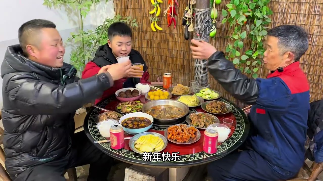 湖北过大年瑞雪兆丰年，烧一桌子菜吃团年饭，这日子过得红红火火 #用抖音记录人生 #农村生活 #农村过大年 #原生态乡村生活 #过年