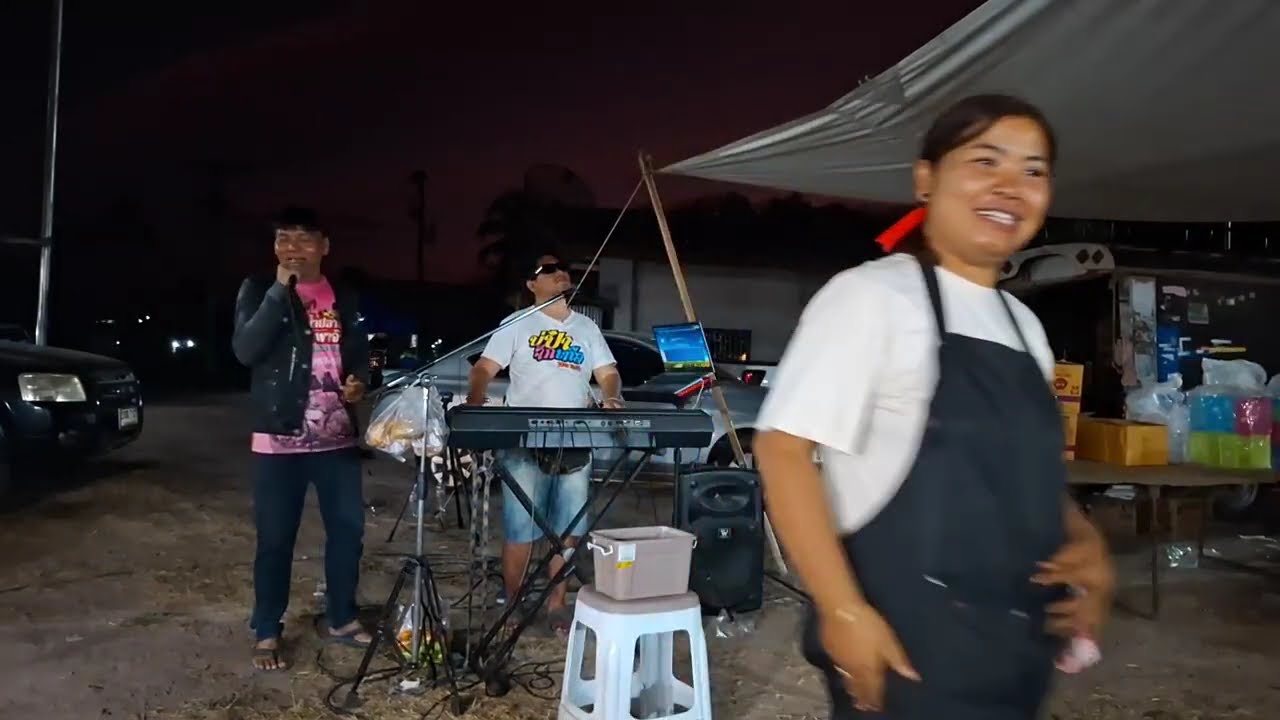 เกิดอะไรขึ้นที่ตลาดหมอลำปริญญาแทบจะเอาไม่อยู่