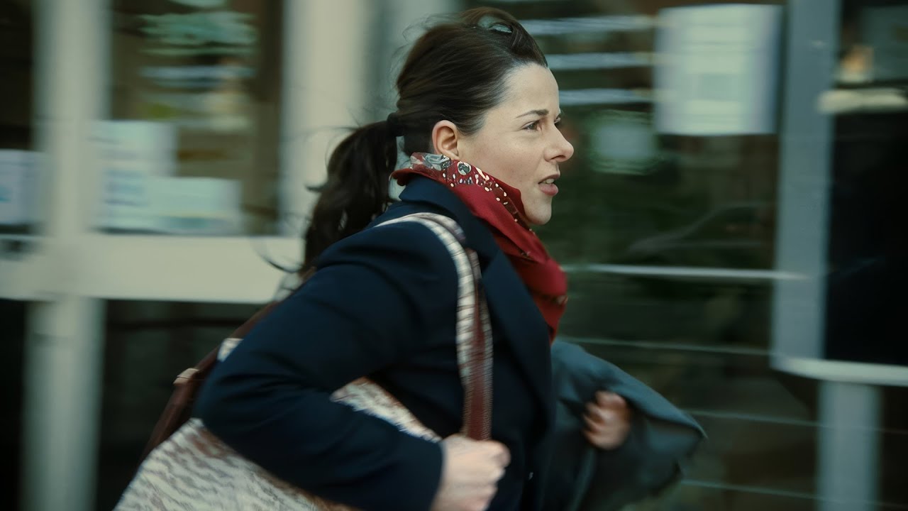 真实故事改编！她是经济学硕士，却为了养活孩子，去酒店做保洁！2.1万人打出8.1高分，14分钟看完2021年冷门佳作《全职》