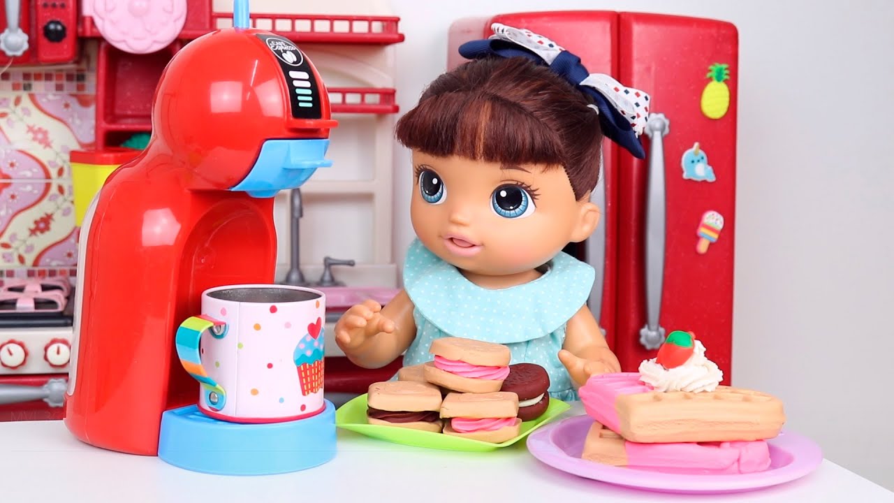BABY ALIVE DUDA FAZ CAFÉ DA TARDE COM BISCOITOS E WAFFLE!