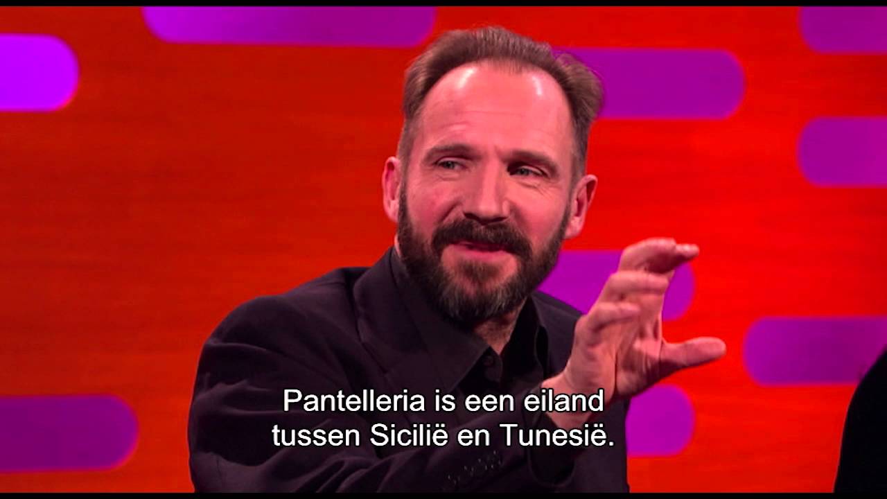 Graham & Ralph Fiennes spreken ‘Matthias Schoenaerts’ bijna juist uit - Graham Norton Show op Acht