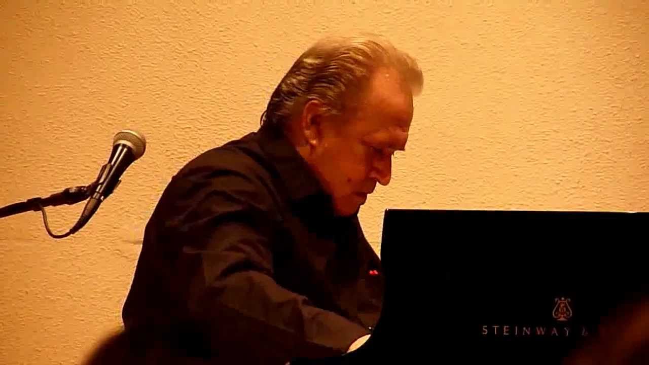 Frank Fernandez interpretando 