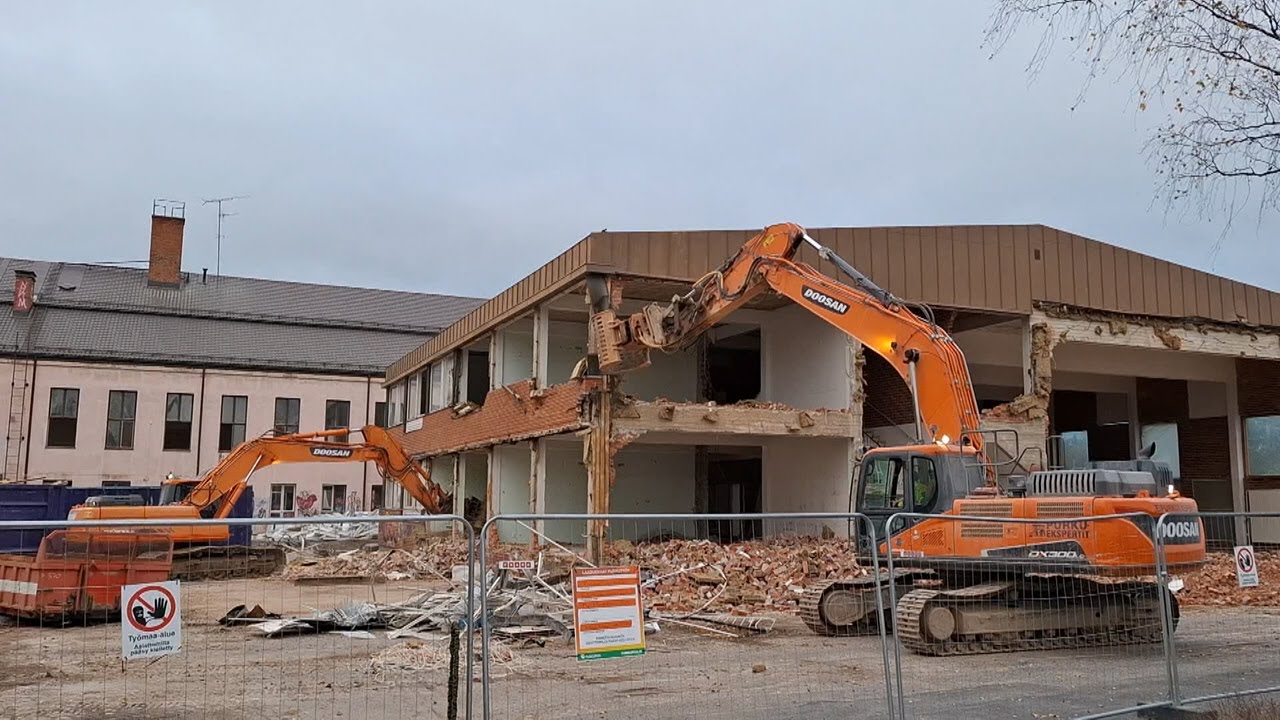 Jalasjärvi 2025 "Possukoulun" purkua aloitettu
