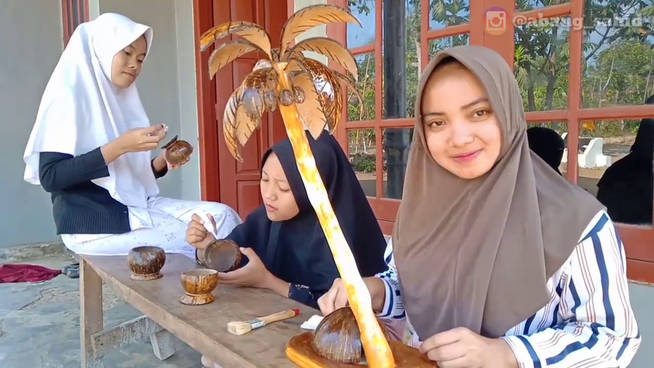 #KKN MEMBANGUNPEMBERDAYAN PEREKONOMIAN MASYARAKAT DALAM KEGIATAN KERAJINAN BATOK KELAPA