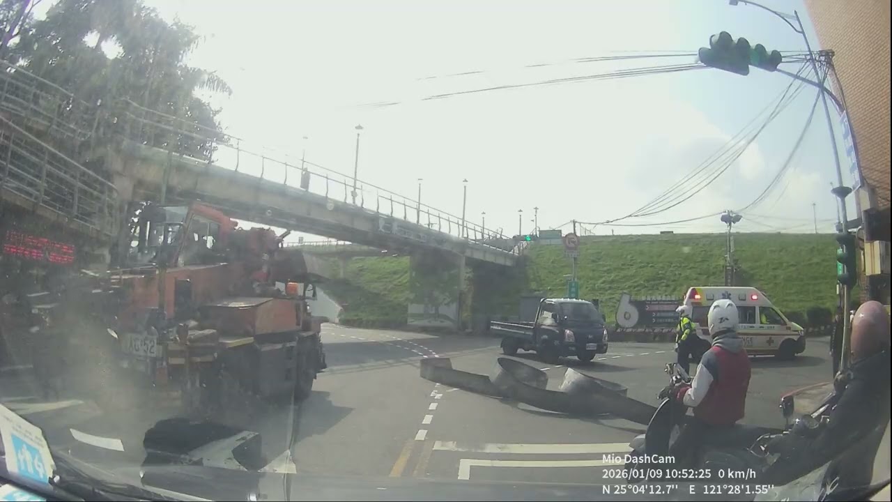 水電工救援 大貨車滾下來的鋼板