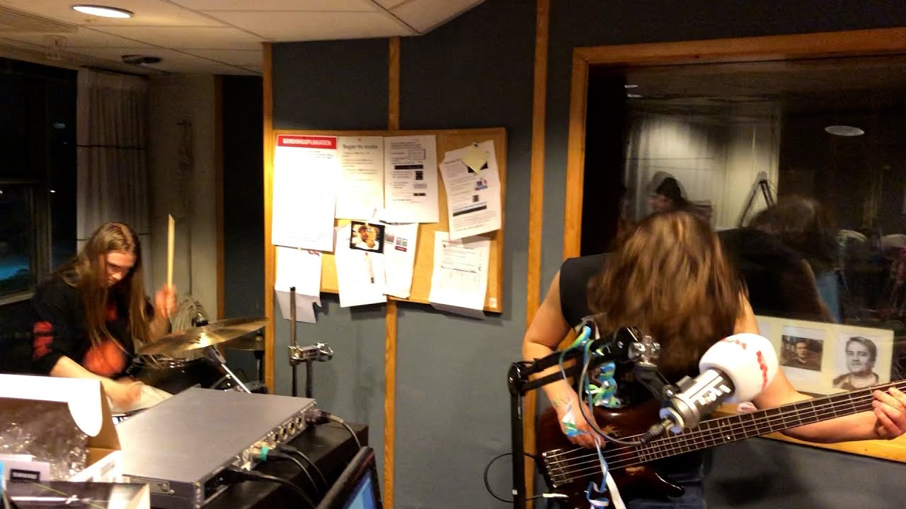 Ruun spiller live på Bra Trommis