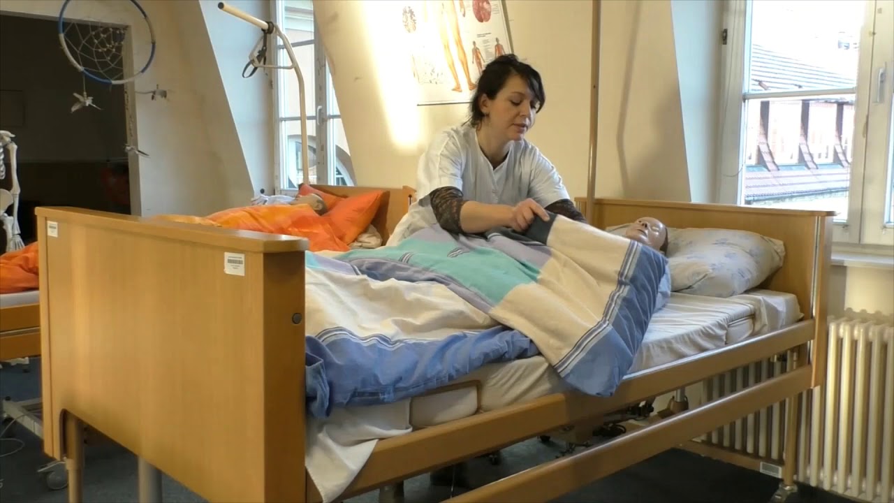 Oberkörperpflege - Ganzwaschung im Bett Teil 1