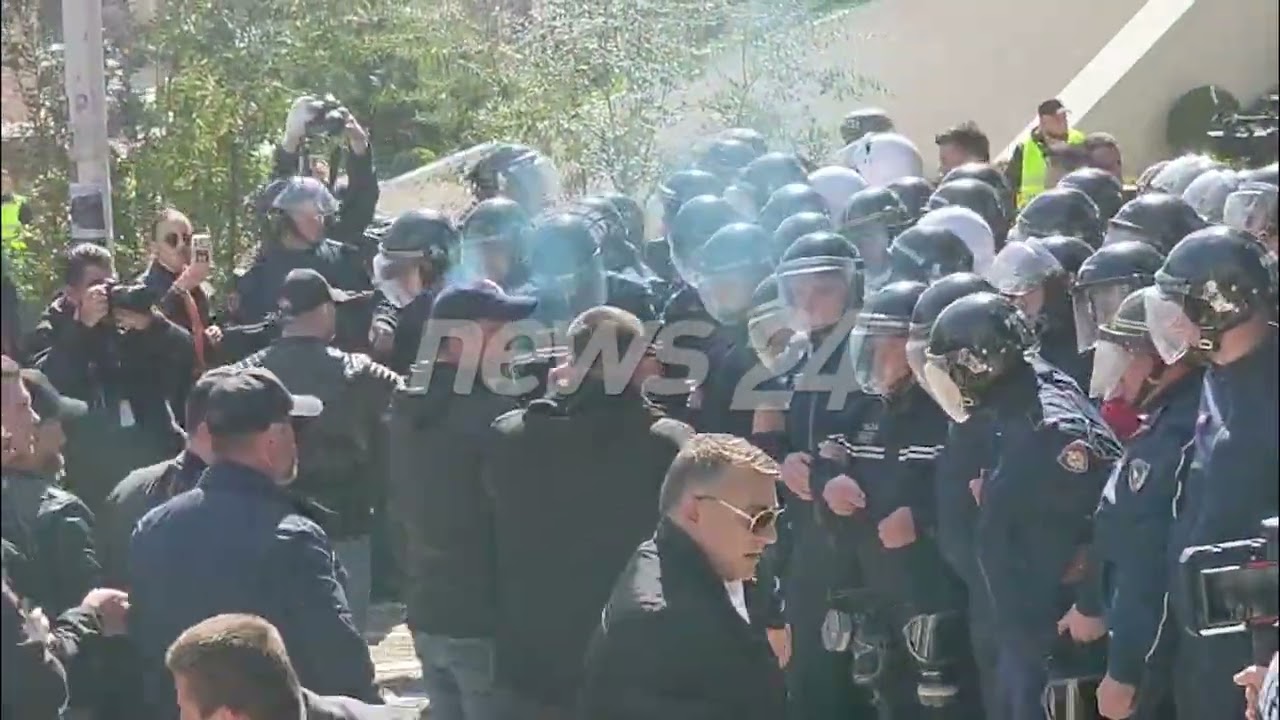 Protesta e opozitës para Kuvendit, qytetarët i hedhin spraj efektivëve të policisë