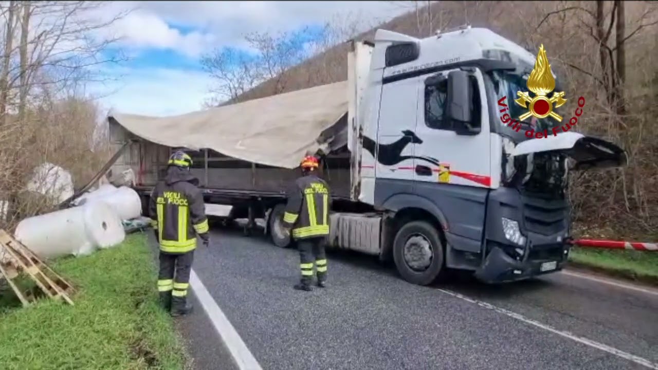 Autoarticolato carico di carta finisce fuori strada a Fabriano: intervento dei Vigili del Fuoco