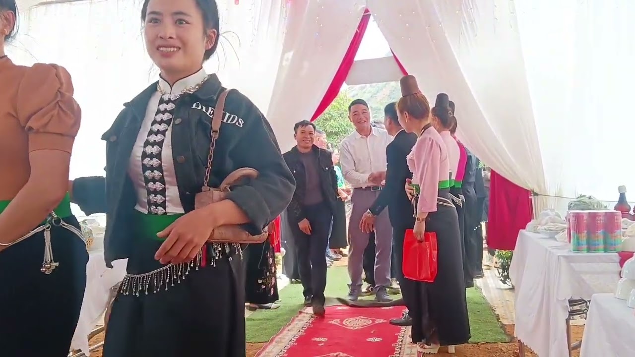 Me ni tỏn le nơ tổ chức sòng đan