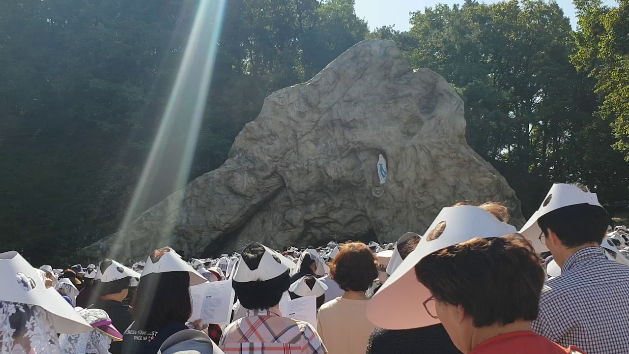 천주교 감곡 매괴성지 100차 성체현양대회   성모동굴 제막후 미사장면....
하늘에서 내려오는 빛을 보십시요