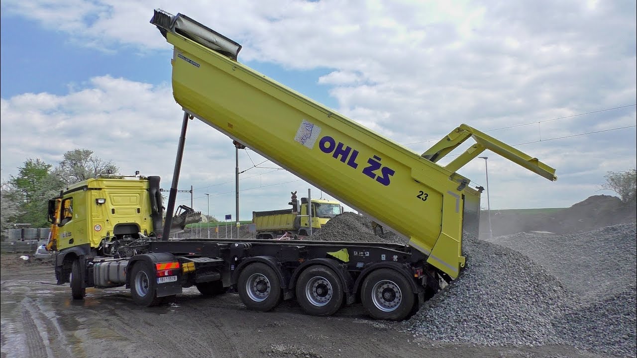 Mercedes Arocs unload trailer