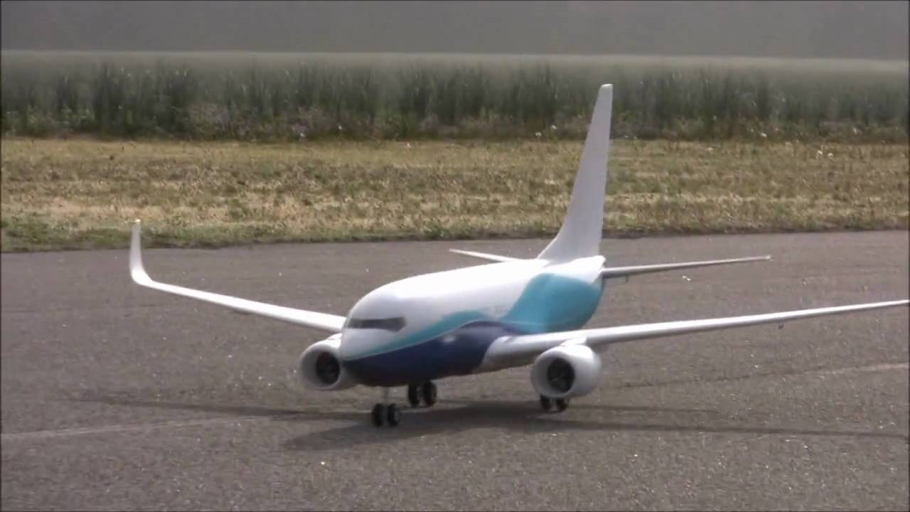 737 maiden flight