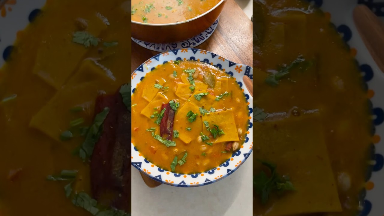 दाल ढोकली - हम गुजराती इस तरह से बनाते है - dal dhokli - Gujarati Dal Dhokli Recipe #shortsfeed