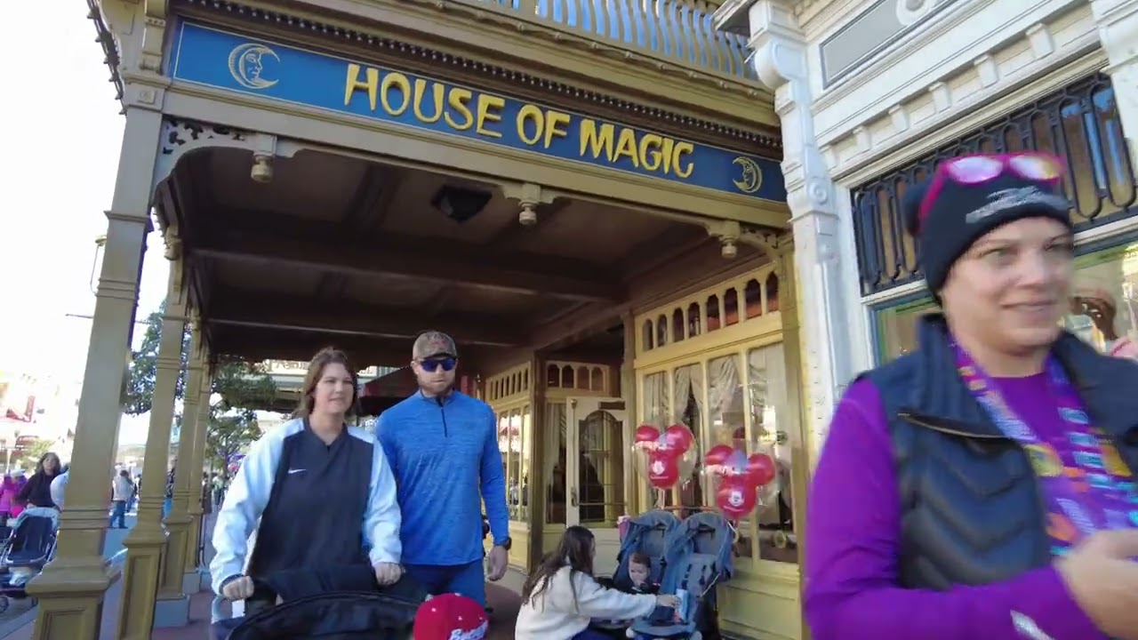Walking around Magic Kingdom pt 2.