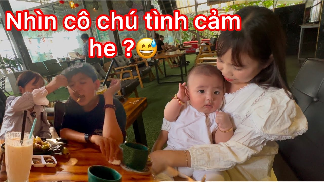 Ẳm ch&aacute;u đi ăn s&aacute;ng c&ugrave;ng cặp đ&ocirc;i Ho&agrave; Ti&ecirc;u - cười sỉu với giọng cười gi&ograve;n tan của ch&aacute;u C&ocirc; Chủ Nhỏ