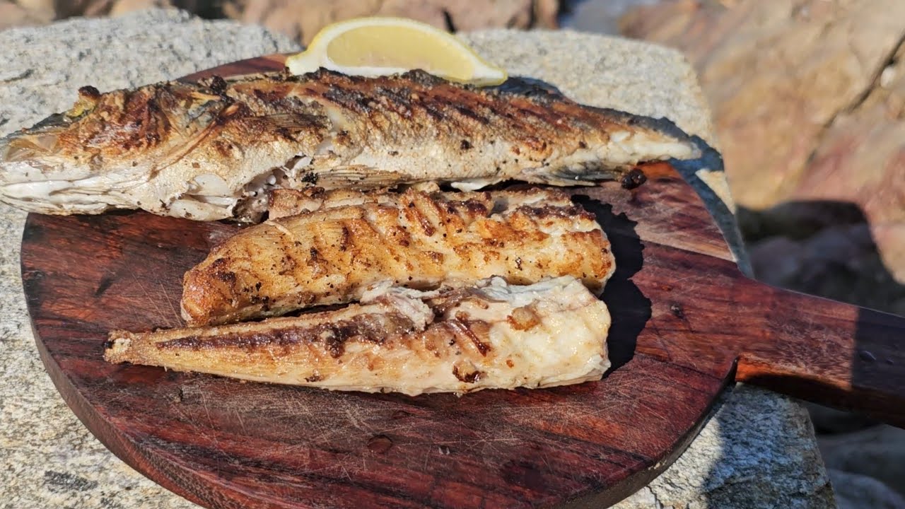 Rechin și Biban de Mare gătit pe malul marii în Thassos. Cotlete de berbecuț la Taverna Irene.